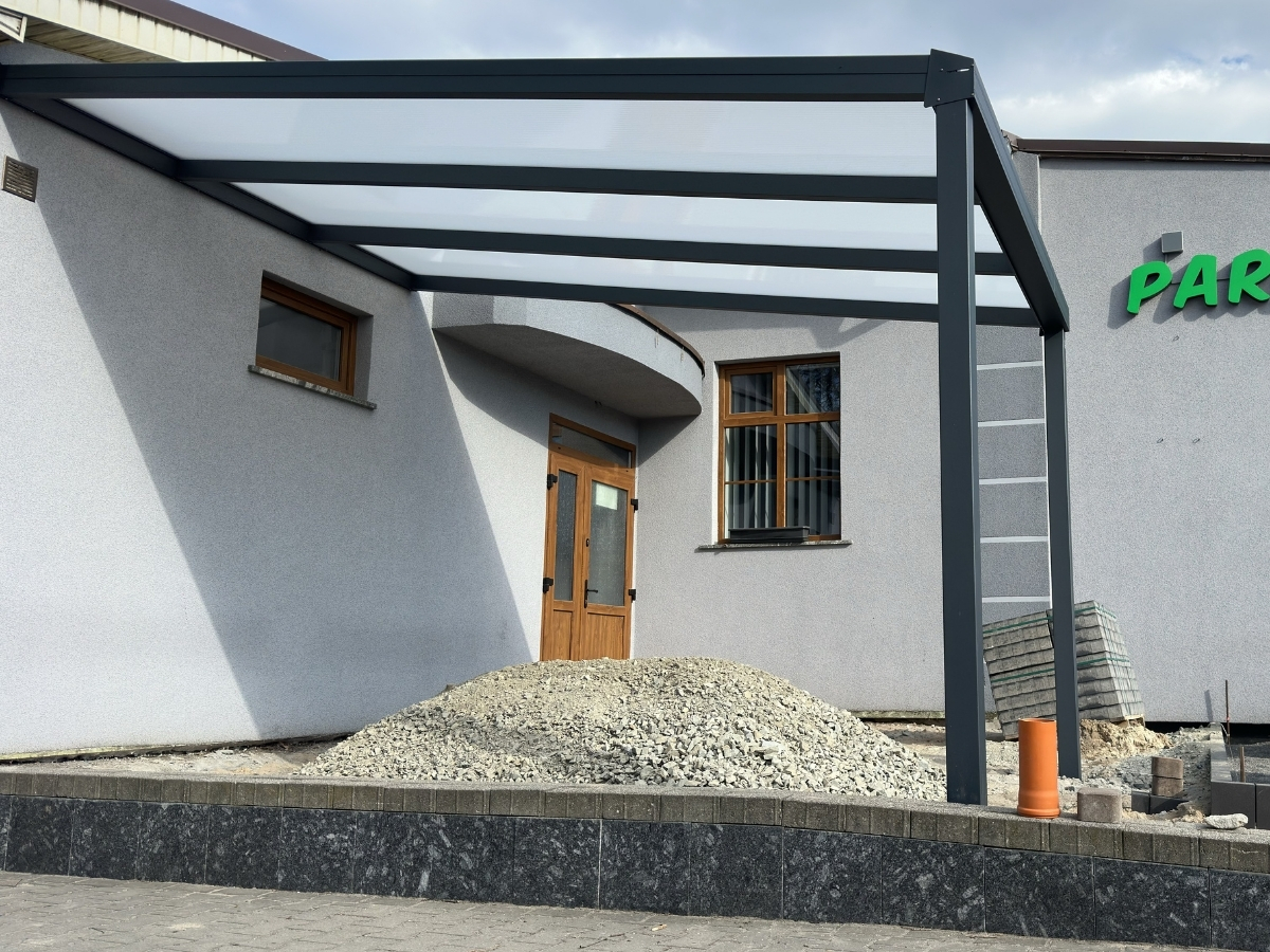 Moderne Terrassenüberdachung aus Aluminium in Düsseldorf mit Glas- oder Polycarbonatdach