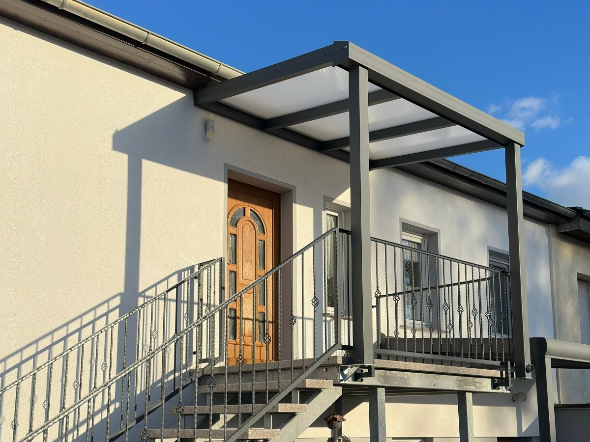 Moderne Terrassenüberdachung aus Aluminium in Berlin mit Polycarbonat oder VSG-Glas