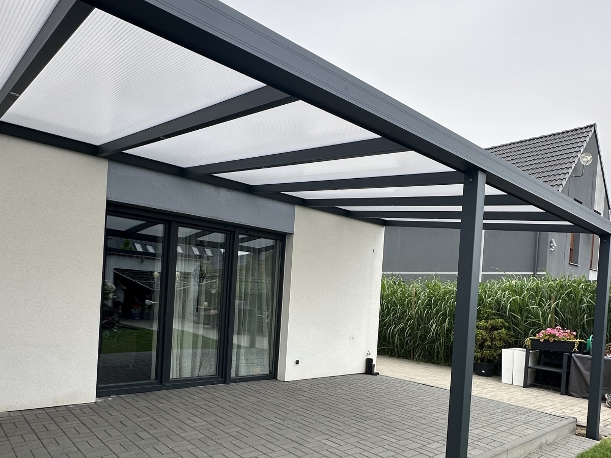 Moderne Terrassenüberdachung aus Aluminium in Dresden mit Polycarbonat oder VSG-Glas