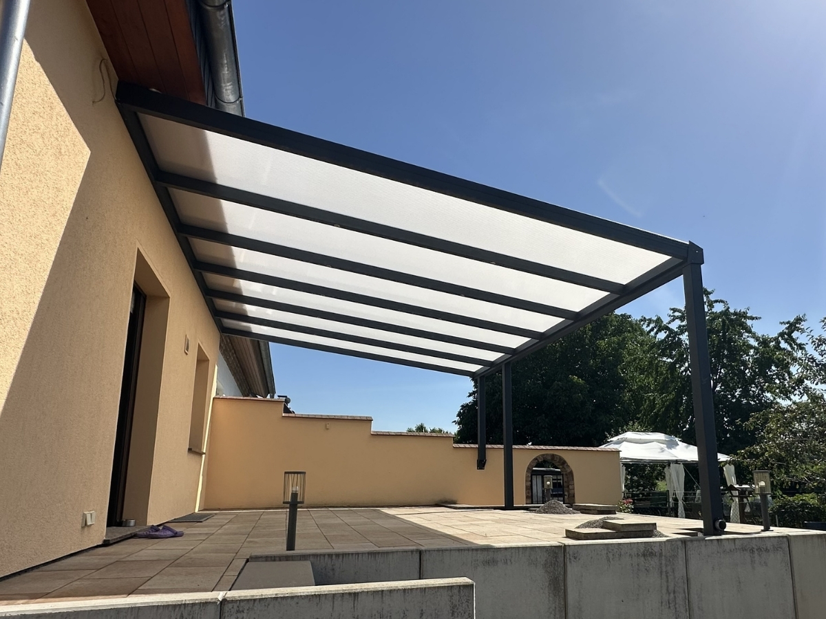 Stabile Aluminium-Terrassenüberdachung für geschützte Terrassen in Duisburg.