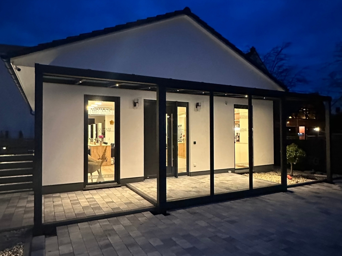 Aluminium Terrassenüberdachung in Hamburg mit moderner Glas- oder Polycarbonat-Eindeckung