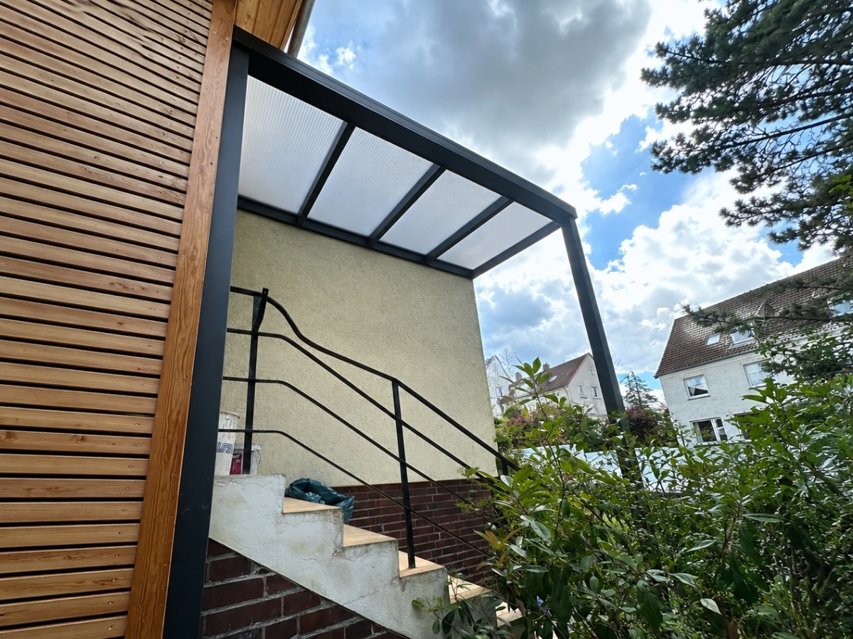 Terrassenüberdachung aus Aluminium in Hannover mit VSG-Glas oder Polycarbonat