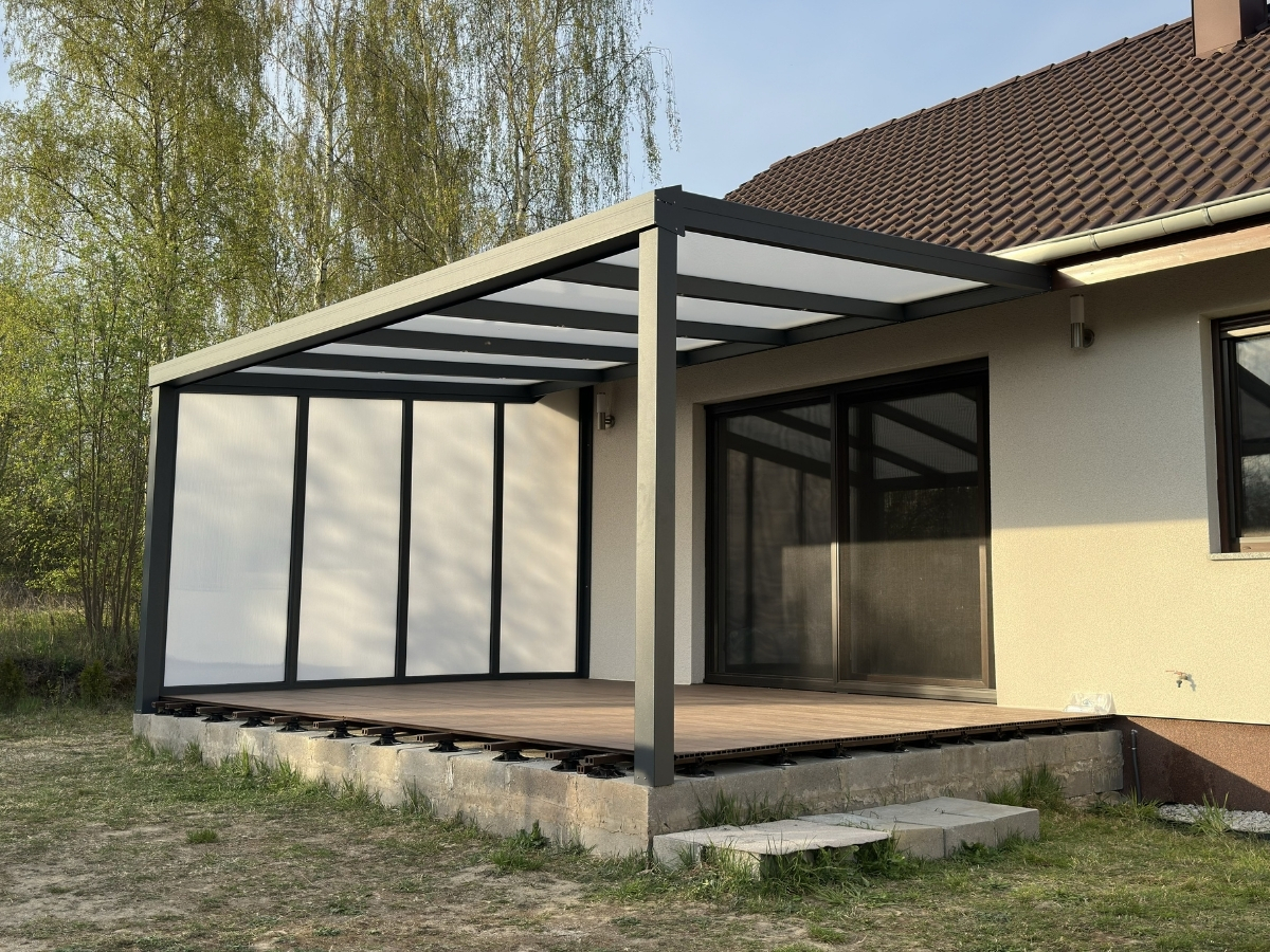 Aluminium Terrassenüberdachung in Leipzig mit moderner Polycarbonat- oder VSG-Glas-Eindeckung