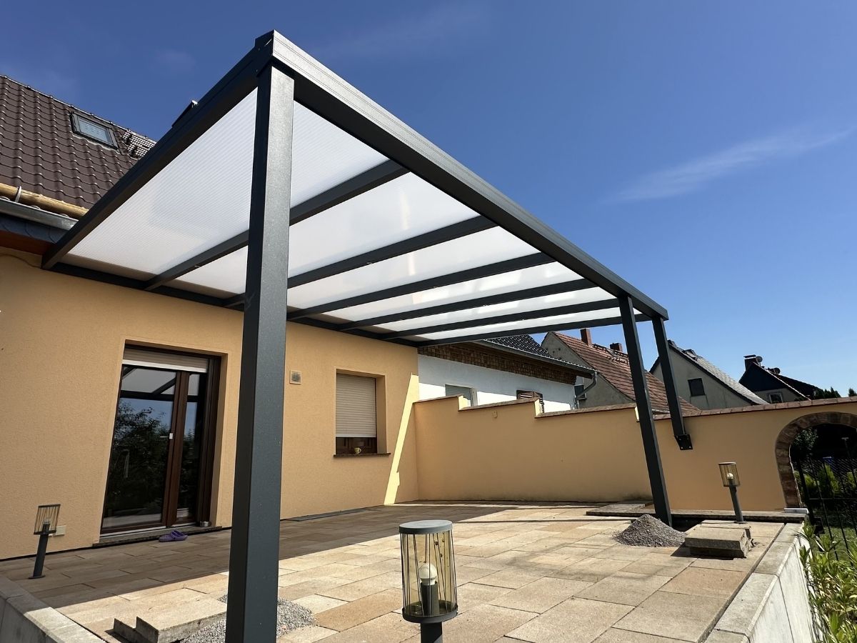 Aluminium Terrassenüberdachung in Nürnberg mit Polycarbonat- oder VSG-Glasdach