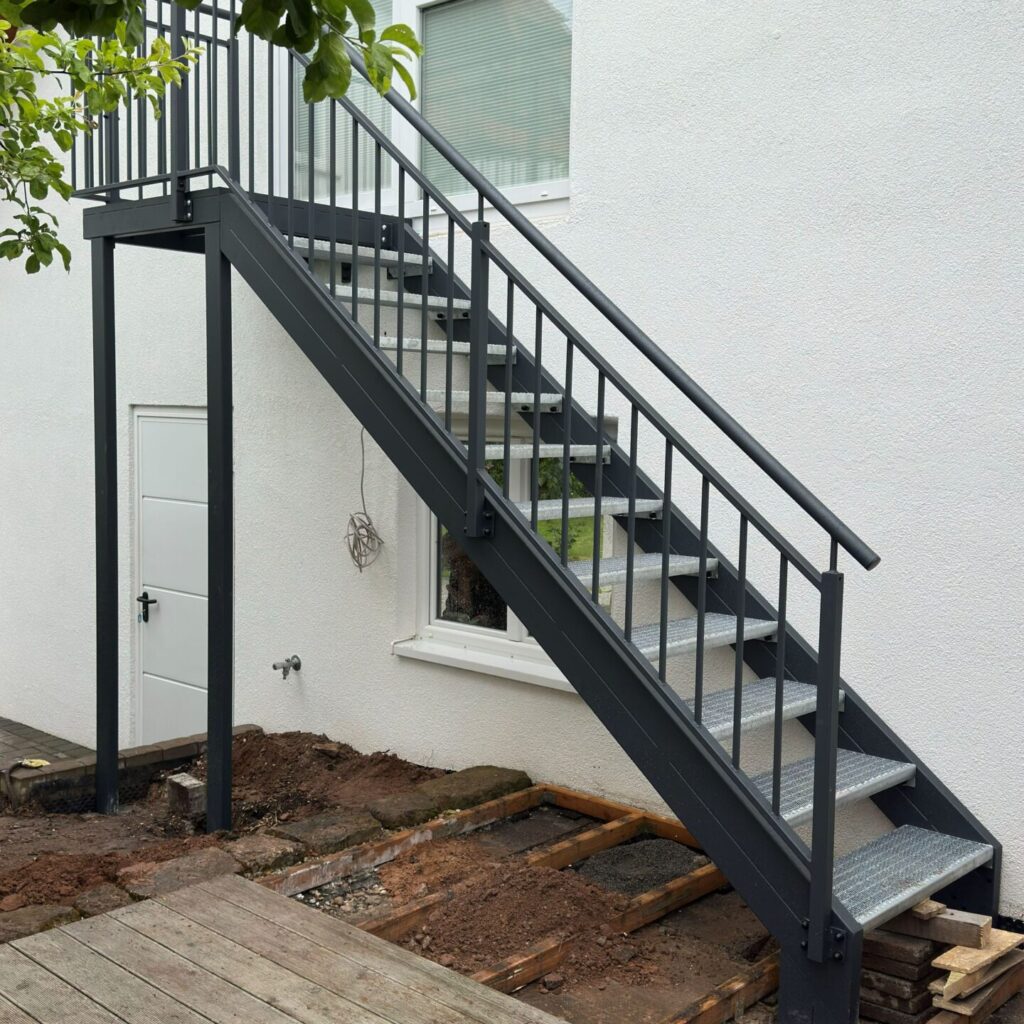 Offene Gitterroststufen einer Außentreppe aus Stahl