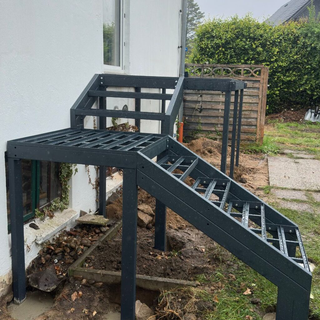 Podestkonstruktion einer maßgefertigten Stahlaußentreppe