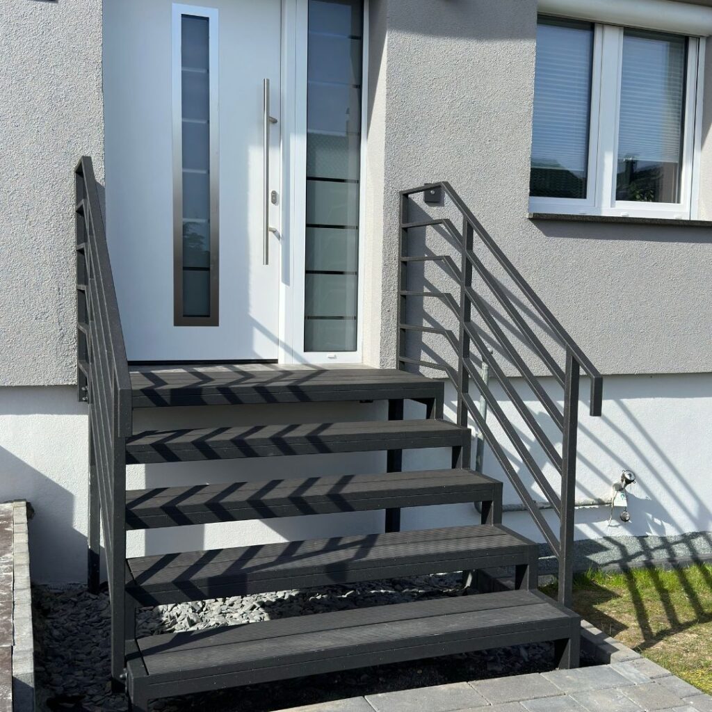 Maßgefertigte Außentreppe mit dunklen WPC-Stufen in Bochum