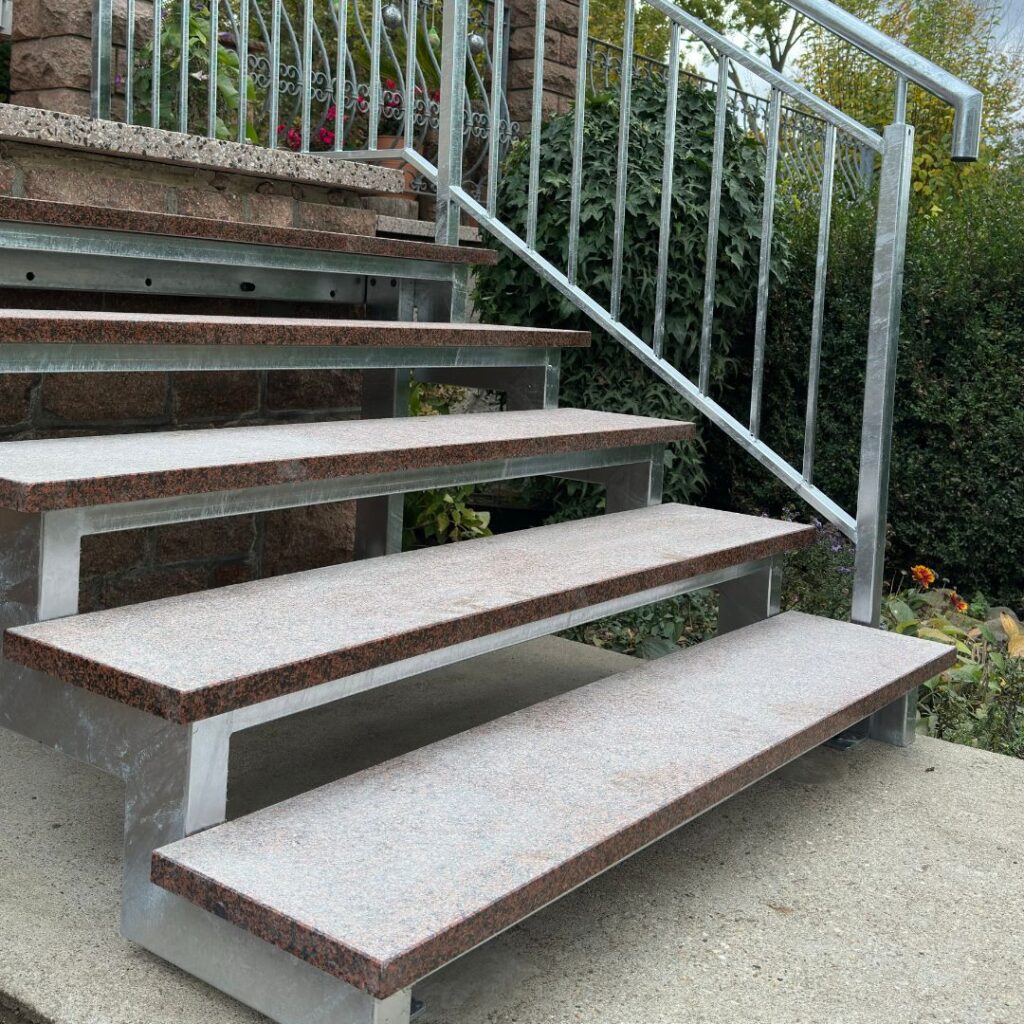 Maßgefertigte Außentreppe mit Granitstufen in Bonn