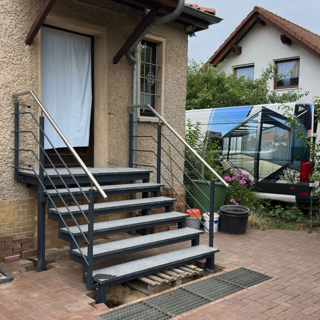 Maßgefertigte Außentreppe Freiburg mit grauen Granitstufen
