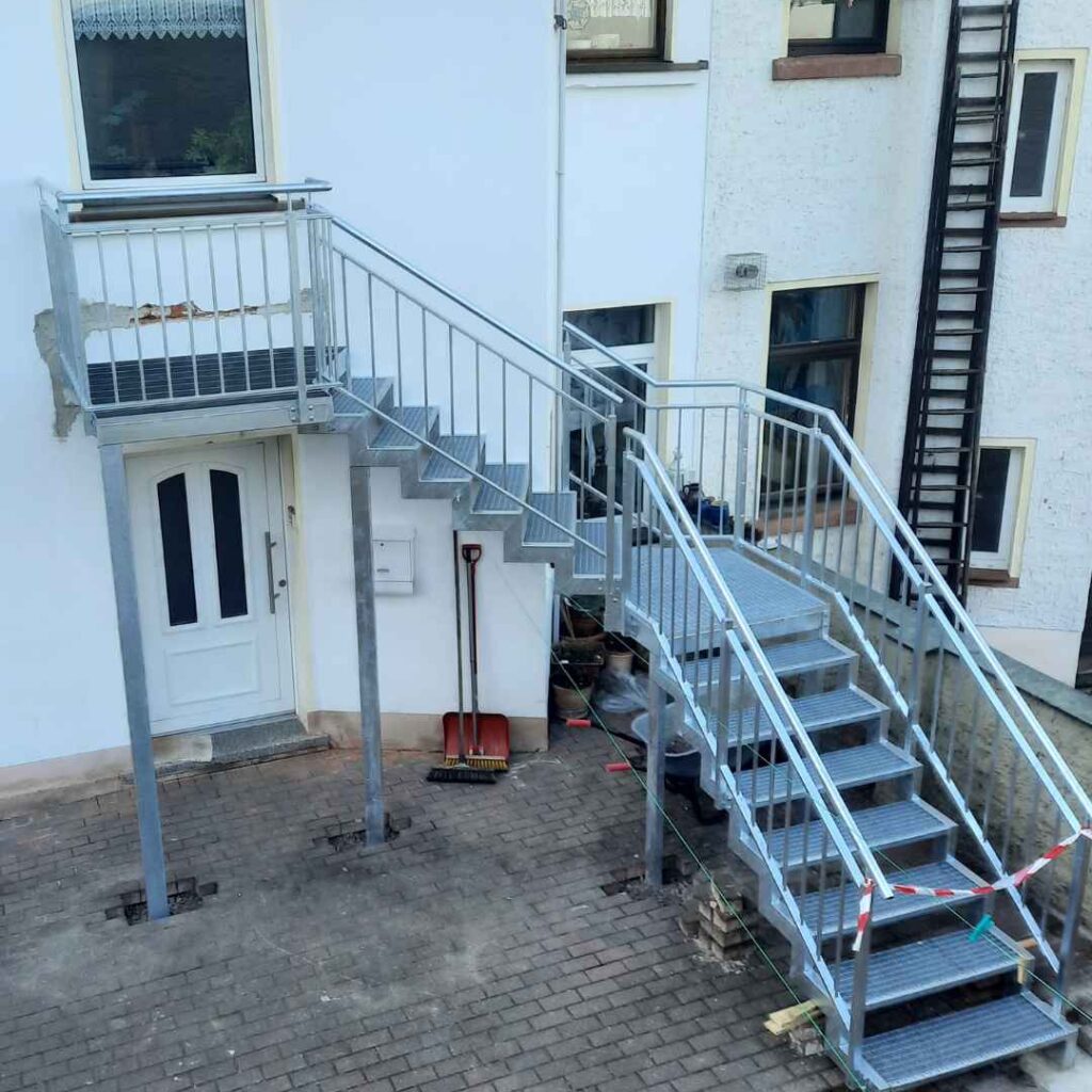 Individuelle Außentreppe in Göttingen als Zugang zur oberen Etage