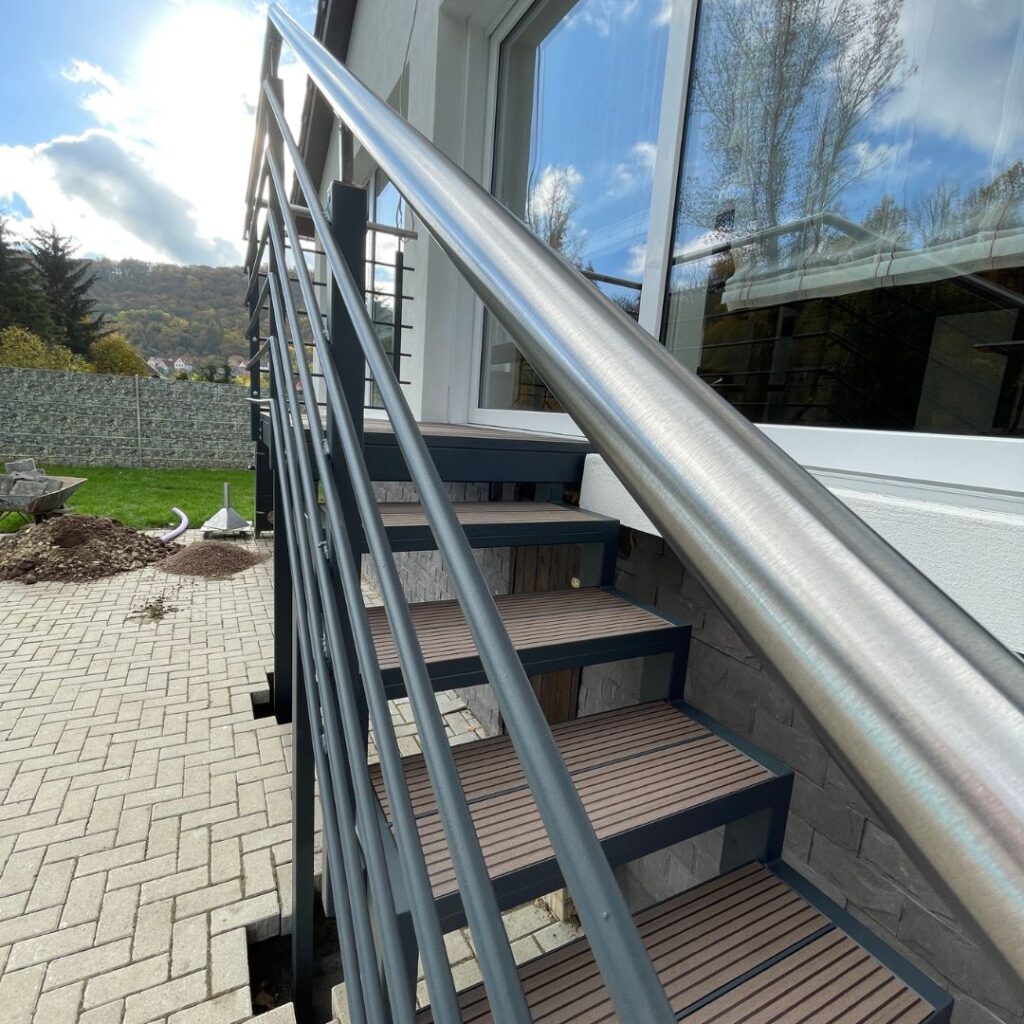 Außentreppe Hamm mit Podest und modernem Geländer