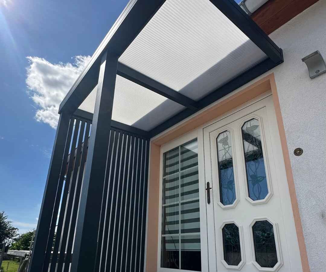 terrassenueberdachung-augsburg-milchiges-polycarbonat Überdachung über dem Hauseingang in Anthrazit