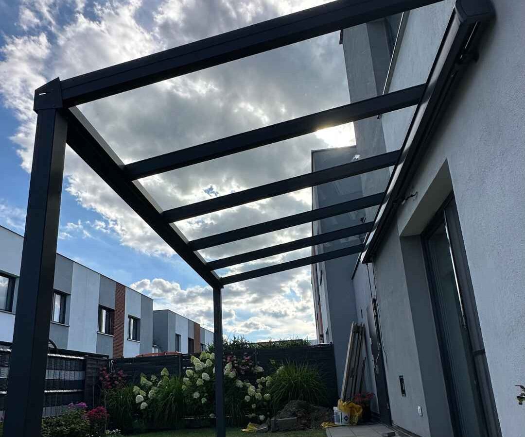 terrassenueberdachung-berlin-wandmontage Anthrazitfarbenes Terrassendach Berlin mit transparenter Glasfläche