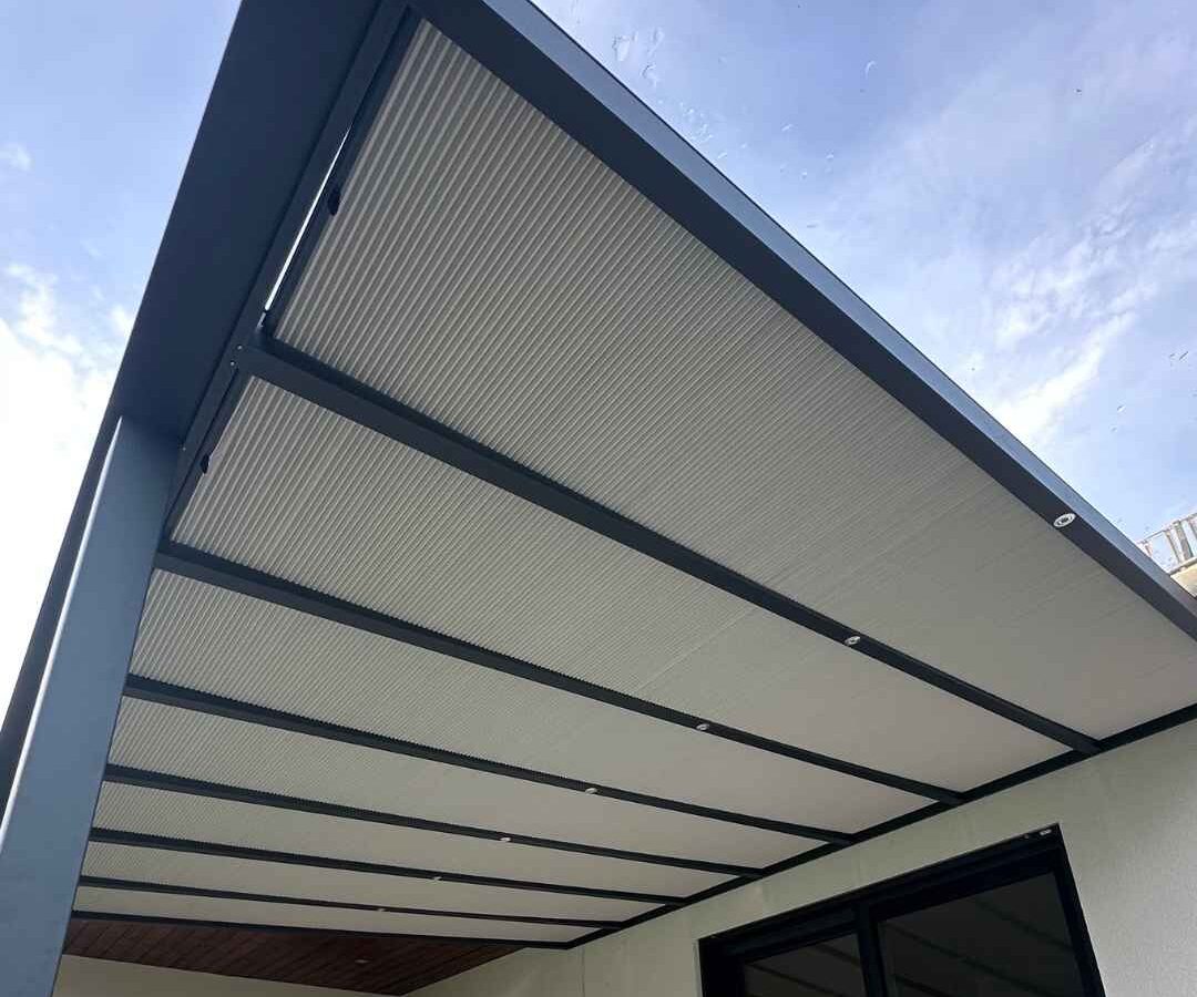 terrassenueberdachungen-bielefeld-plissees Transparentes Glasdach mit manuell bedienbarem Sonnenschutz für die Terrasse