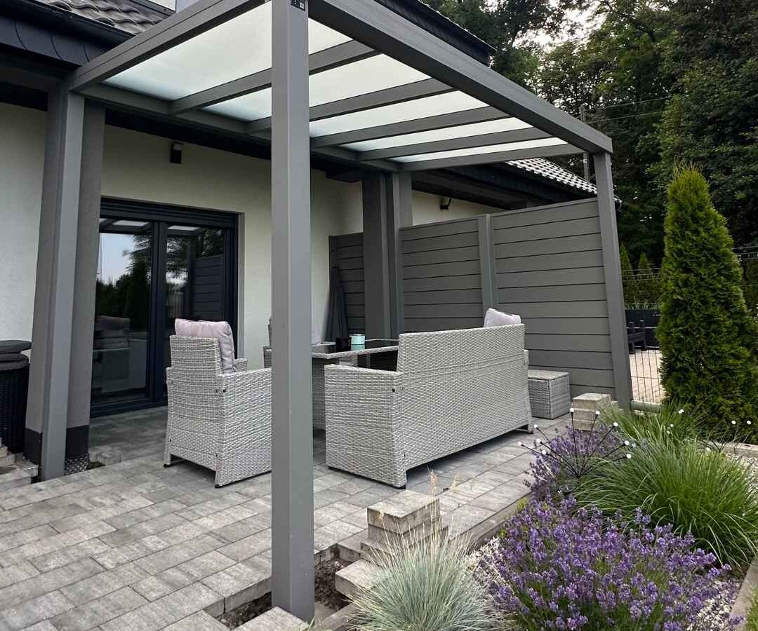 terrassenueberdachungen-bochum-wpc-seitenwand Überdachte Terrasse mit WPC-Seitenwand als moderner Sichtschutz