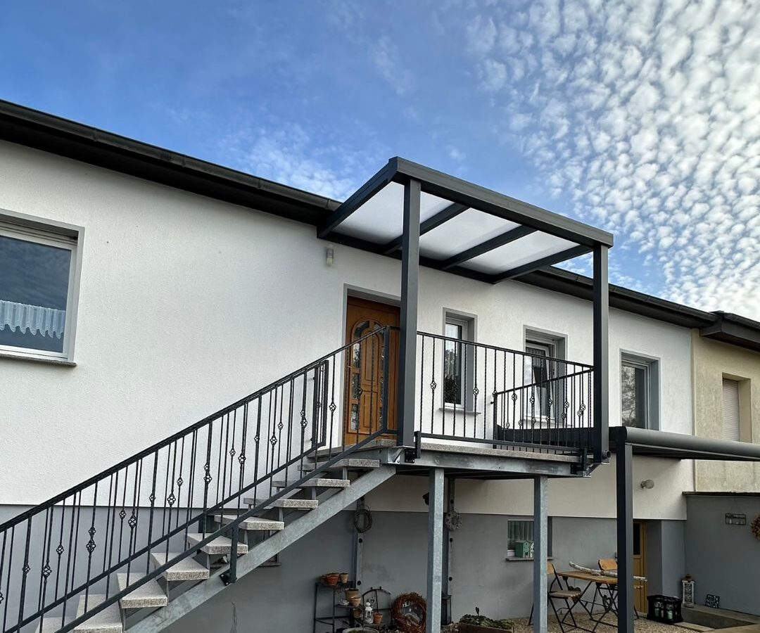 terrassenueberdachungen-frankfurt-am-main-eingang Terrassenüberdachungen Frankfurt am Main als Vordach über dem Hauseingang