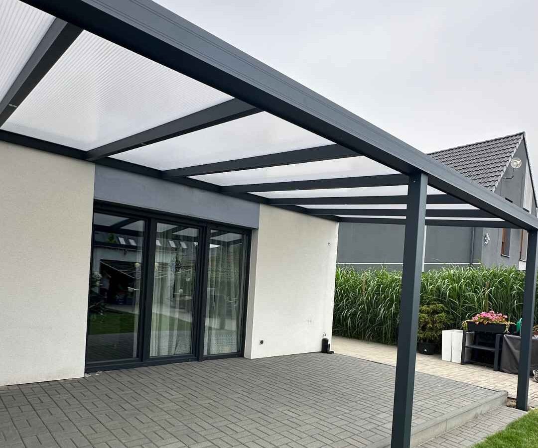 ueberdachung-terrasse-essen-aluminium Terrassenüberdachungen Essen mit milchigem Polycarbonat und anthrazitfarbener Konstruktion